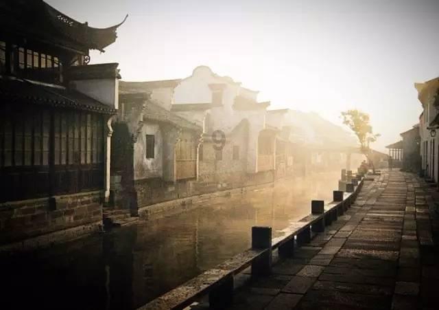 追星追魔怔了！多位老师为难学生，甩脸色告黑状，只因学生是对家